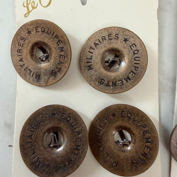 9 Vintage Militaires Equipment Buttons Le Chic Thin Brass Approx 5/8" Wide - Picture 2 of 6
